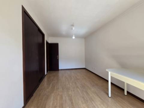 T2 C/ Lg Garagem e Arrúmos - Próximo Metyis