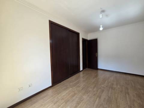 T2 C/ Lg Garagem e Arrúmos - Próximo Metyis