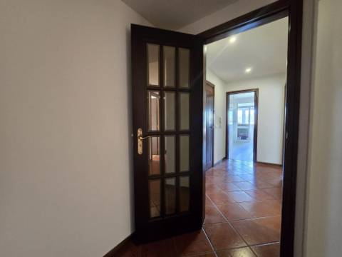 T2 C/ Lg Garagem e Arrúmos - Próximo Metyis