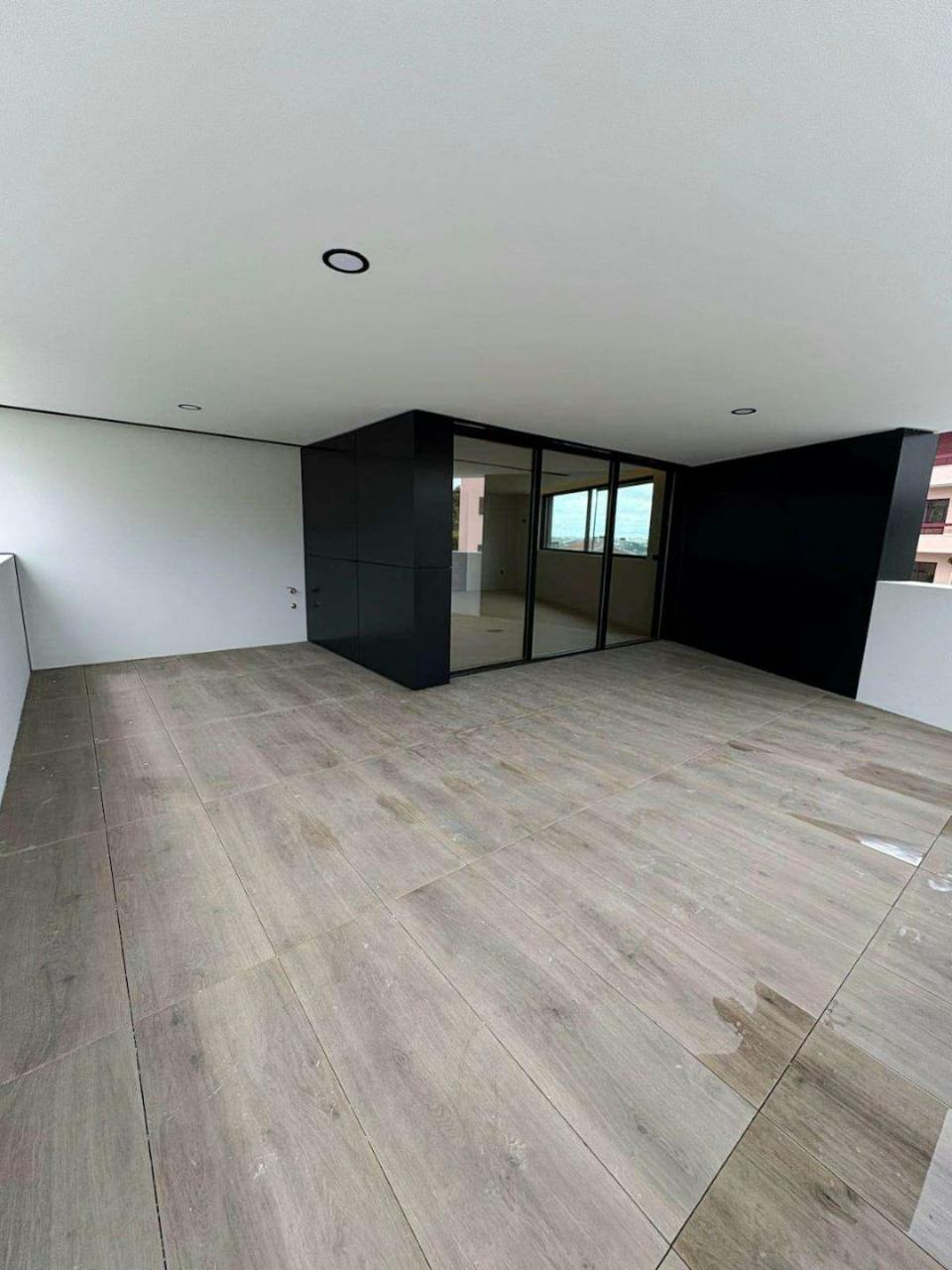 T4 Único no Piso | Terraço (48.40m2) | Box 2 Carros e Arrumos | SÃO COSME