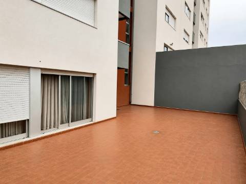 T1 c/ Terraço Próximo Estação Comboios de Rio Tinto e Metro