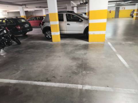 T1 c/ Terraço Próximo Estação Comboios de Rio Tinto e Metro