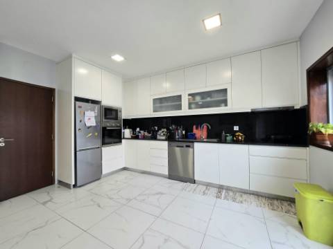 Moradia T3 | 3 Frentes | Próxima Metyis e Hosp. Fernando Pessoa