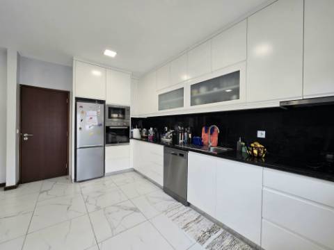 Moradia T3 | 3 Frentes | Próxima Metyis e Hosp. Fernando Pessoa