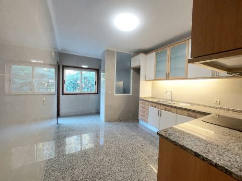 T2 PRONTO A HABITAR | Suite | Garagem Fechada