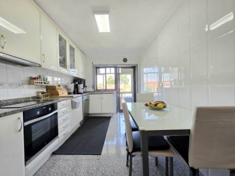 T2 Excelente Estado | Lg Garagem e Arrumos | Jovim