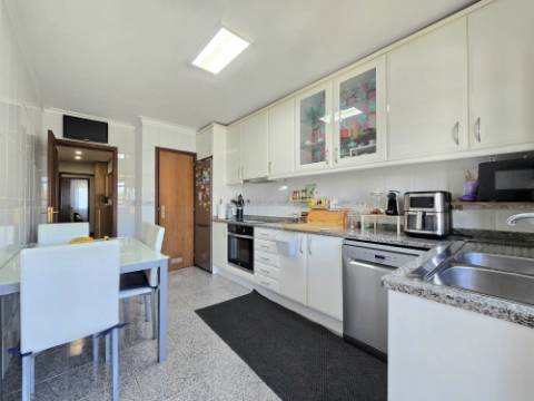 T2 Excelente Estado | Lg Garagem e Arrumos | Jovim