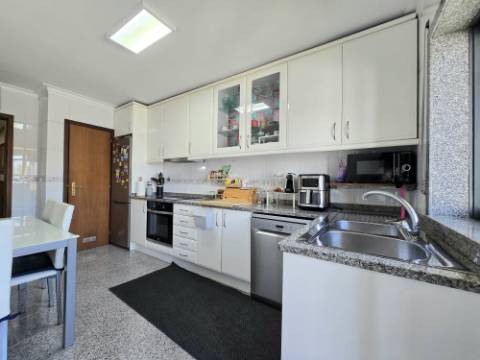 T2 Excelente Estado | Lg Garagem e Arrumos | Jovim