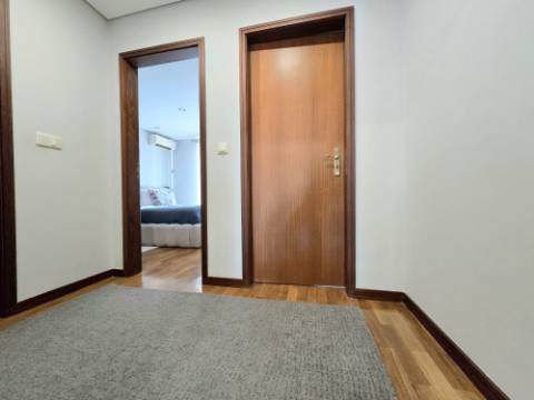 T2 Excelente Estado | Lg Garagem e Arrumos | Jovim