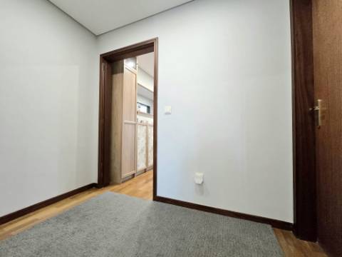 T2 Excelente Estado | Lg Garagem e Arrumos | Jovim