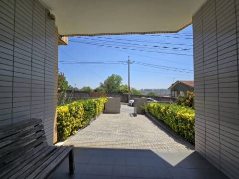 T2 Excelente Estado | Lg Garagem e Arrumos | Jovim