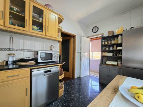 Andar Moradia T2 | Área Exterior Privativa (86m2) c/ Salão e Churrasqueira | Jovim