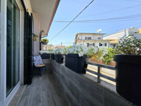 Andar Moradia T2 | Área Exterior Privativa (86m2) c/ Salão e Churrasqueira | Jovim