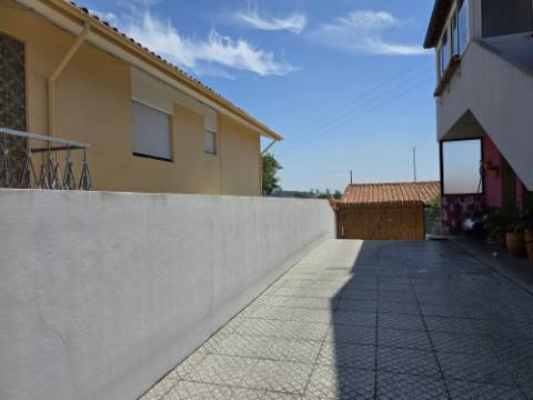 Andar Moradia T2 | Área Exterior Privativa (86m2) c/ Salão e Churrasqueira | Jovim