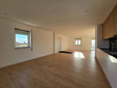 Andar Moradia T3 Renovado ! Área Exterior Privativa | Entrada Independente ! Valbom