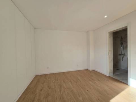 Andar Moradia T3 Renovado ! Área Exterior Privativa | Entrada Independente ! Valbom