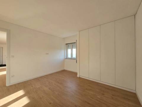 Andar Moradia T3 Renovado ! Área Exterior Privativa | Entrada Independente ! Valbom