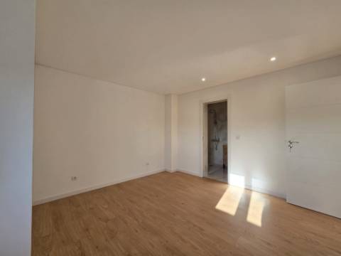 Andar Moradia T3 Renovado ! Área Exterior Privativa | Entrada Independente ! Valbom