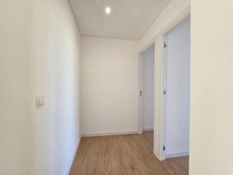 Andar Moradia T3 Renovado ! Área Exterior Privativa | Entrada Independente ! Valbom