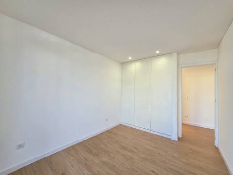 Andar Moradia T3 Renovado ! Área Exterior Privativa | Entrada Independente ! Valbom