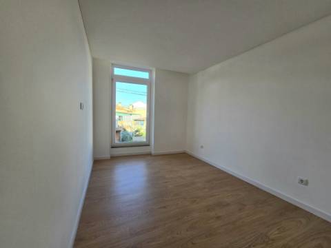 Andar Moradia T3 Renovado ! Área Exterior Privativa | Entrada Independente ! Valbom