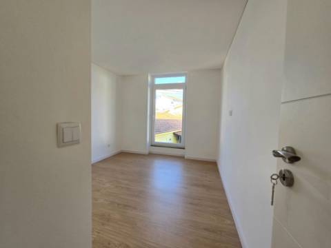 Andar Moradia T3 Renovado ! Área Exterior Privativa | Entrada Independente ! Valbom