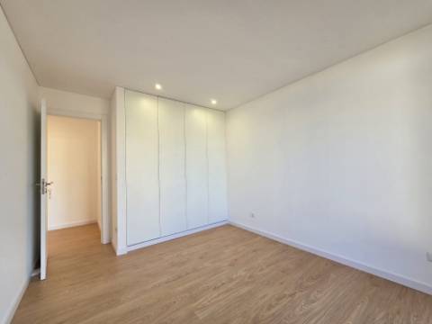 Andar Moradia T3 Renovado ! Área Exterior Privativa | Entrada Independente ! Valbom