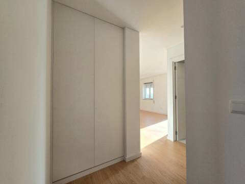Andar Moradia T3 Renovado ! Área Exterior Privativa | Entrada Independente ! Valbom