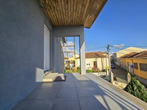 Andar Moradia T3 Renovado ! Área Exterior Privativa | Entrada Independente ! Valbom
