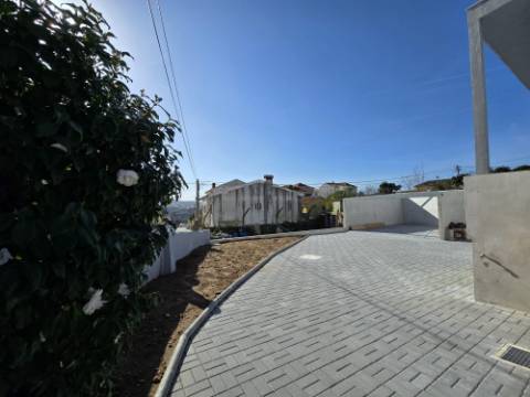 Andar Moradia T3 Renovado ! Área Exterior Privativa | Entrada Independente ! Valbom