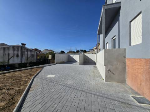 Andar Moradia T3 Renovado ! Área Exterior Privativa | Entrada Independente ! Valbom