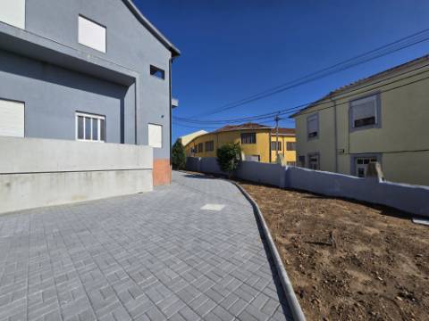 Andar Moradia T3 Renovado ! Área Exterior Privativa | Entrada Independente ! Valbom