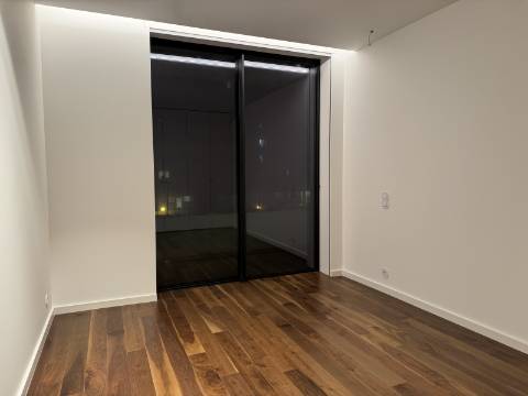 T2 Novo com varanda de 67 m2, Vista Parque da Cidade , Matosinhos Sul.