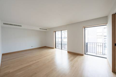 Apartamento T3 duplex com varanda no Centro do Porto