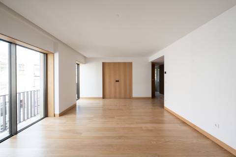 Apartamento T3 duplex com varanda no Centro do Porto