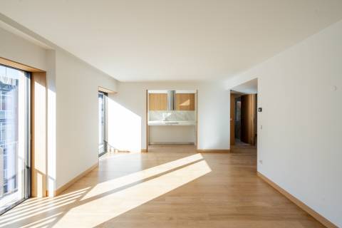 Apartamento T3 duplex com varanda no Centro do Porto