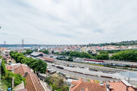 Apartamento T2 novo, varanda com vista do Rio Tejo e garagem, localizado na Estrela.