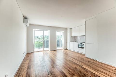 Apartamento T2 novo, varanda com vista do Rio Tejo e garagem, localizado na Estrela.