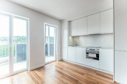 Apartamento T2 novo, varanda com vista do Rio Tejo e garagem, localizado na Estrela.