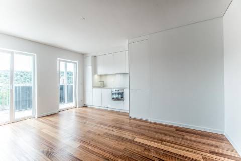 Apartamento T2 novo, varanda com vista do Rio Tejo e garagem, localizado na Estrela.
