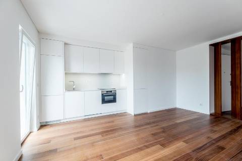 Apartamento T2 novo, varanda com vista do Rio Tejo e garagem, localizado na Estrela.