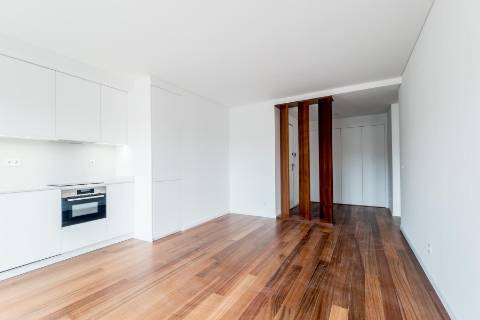 Apartamento T2 novo, varanda com vista do Rio Tejo e garagem, localizado na Estrela.