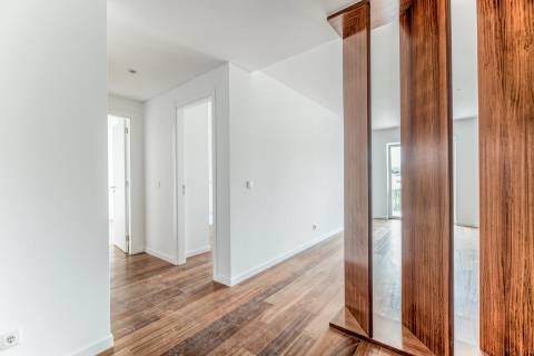 Apartamento T2 novo, varanda com vista do Rio Tejo e garagem, localizado na Estrela.