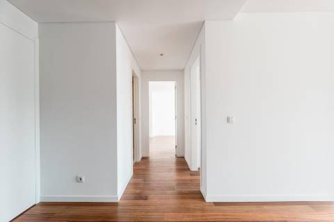 Apartamento T2 novo, varanda com vista do Rio Tejo e garagem, localizado na Estrela.