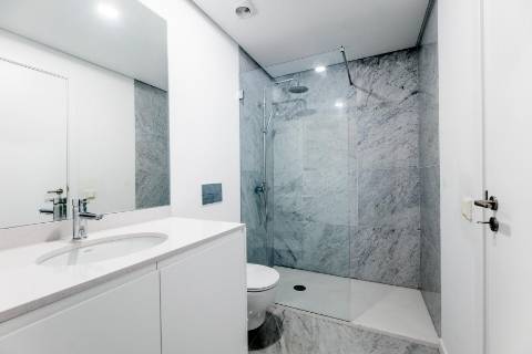 Apartamento T2 novo, varanda com vista do Rio Tejo e garagem, localizado na Estrela.