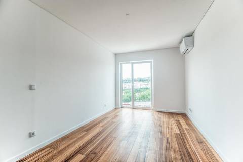 Apartamento T2 novo, varanda com vista do Rio Tejo e garagem, localizado na Estrela.