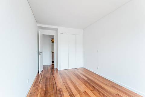 Apartamento T2 novo, varanda com vista do Rio Tejo e garagem, localizado na Estrela.