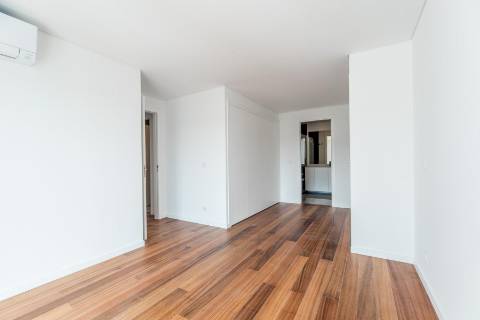 Apartamento T2 novo, varanda com vista do Rio Tejo e garagem, localizado na Estrela.