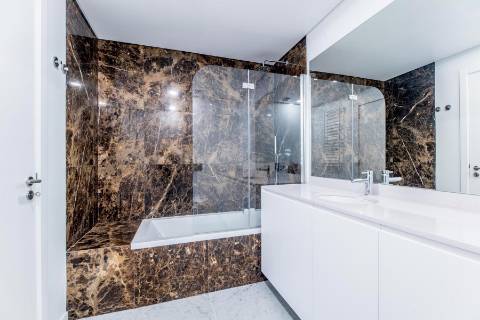 Apartamento T2 novo, varanda com vista do Rio Tejo e garagem, localizado na Estrela.