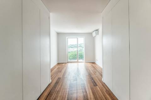Apartamento T2 novo, varanda com vista do Rio Tejo e garagem, localizado na Estrela.